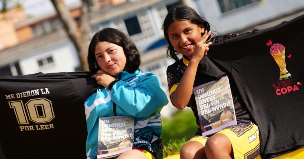 Imagen de dos niñas participantes de Libro Copa, edición 2024