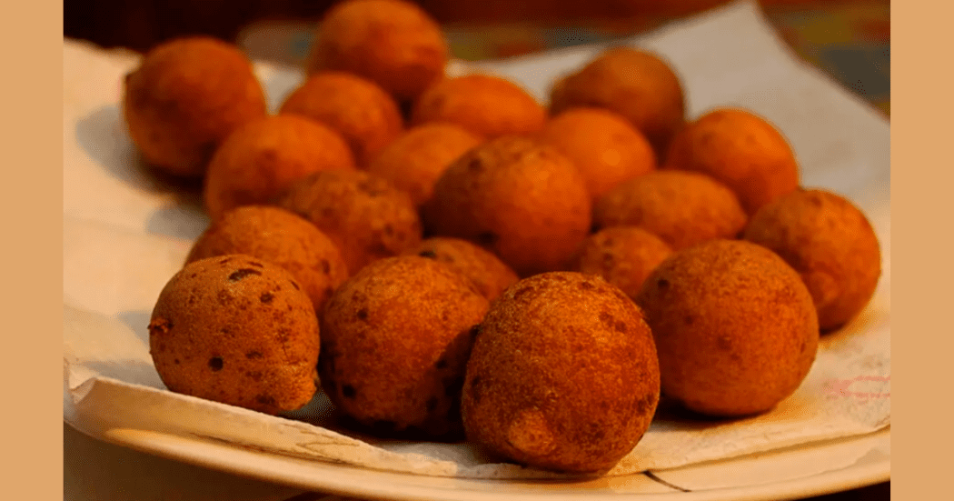 Imagen de un plato con muchos buñuelos bien dorados.