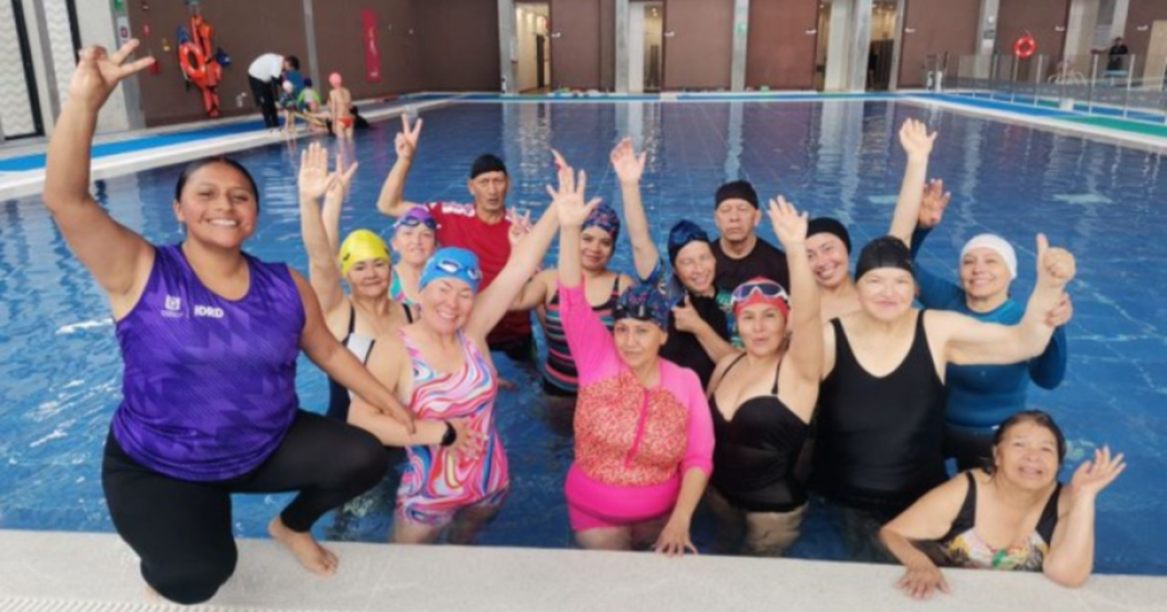 Imagen de personas adultas en la piscina