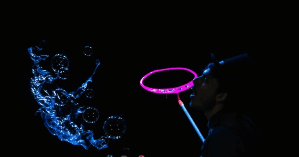 Imagen de un hombre que juega disparando burbujas