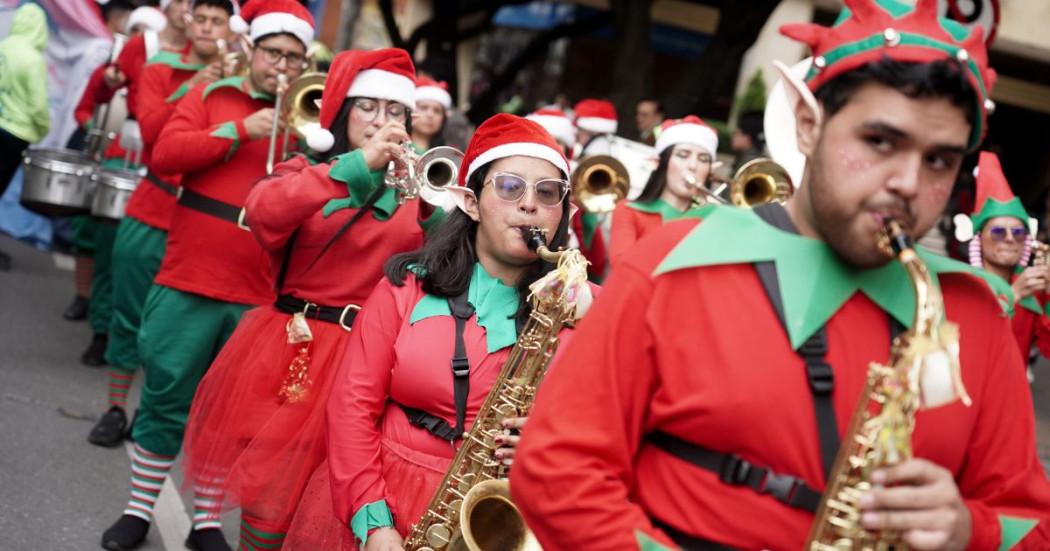 Imagen de músicos disfrazados de elfos en comparsa Navidad 2024