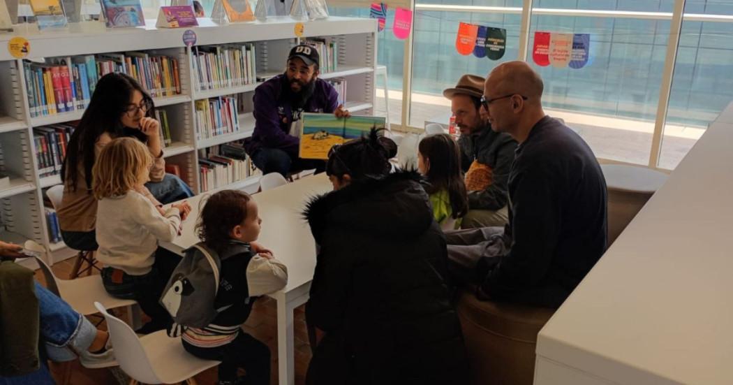 Foto que muestra personas reunidas 