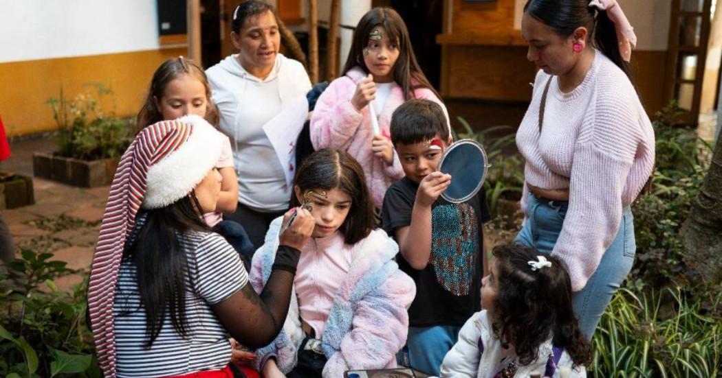 Imagen de niños pintandose las caras