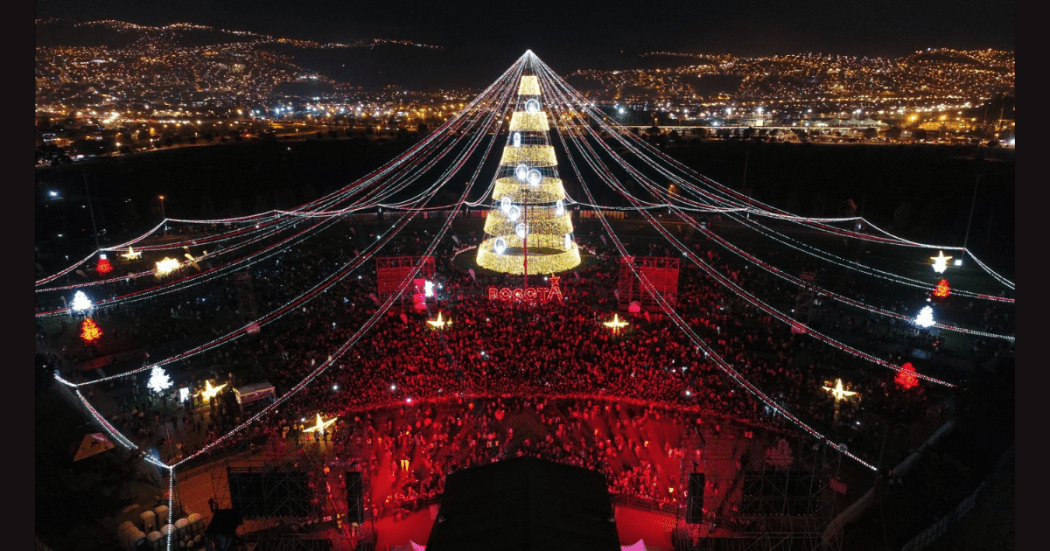 Imagen panorámica del Parque El Tunal donde se aprecia el alumbrado navideño donde sobre sale un gran arbol de navidad