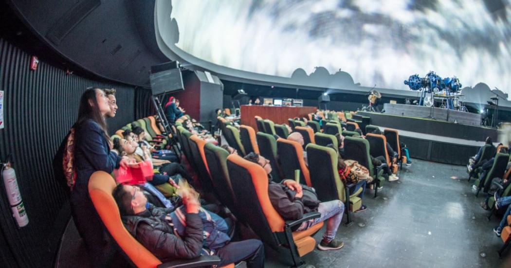 Imagen de personas en el Domo del Planetario de Bogotá