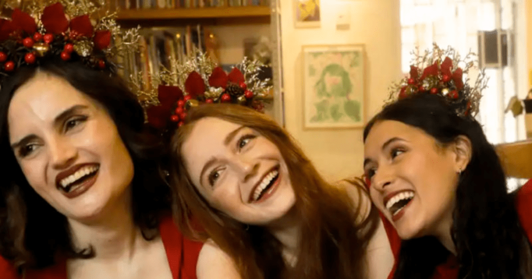 Imagen de tres mujeres con diademas de navidad puestas en su cabeza