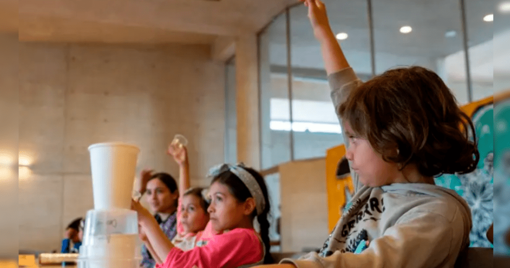 Imagen de varios niños participando en el taller.