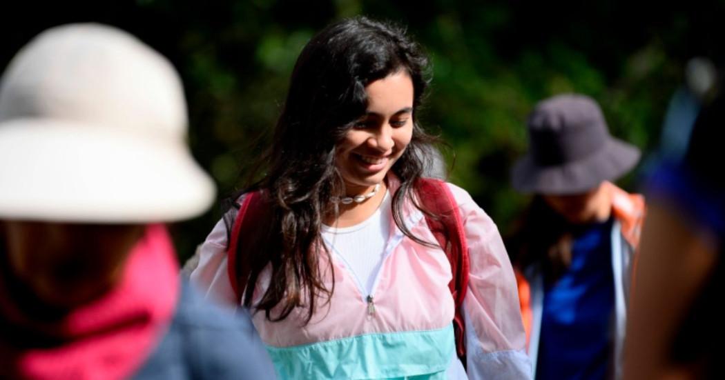 Imagen de varias personas disfrutando de la naturaleza durante una caminata al aire libre.