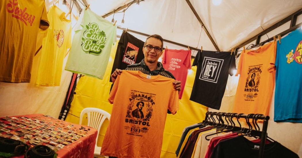Imagen de persona mostrando camiseta en feria empresarial
