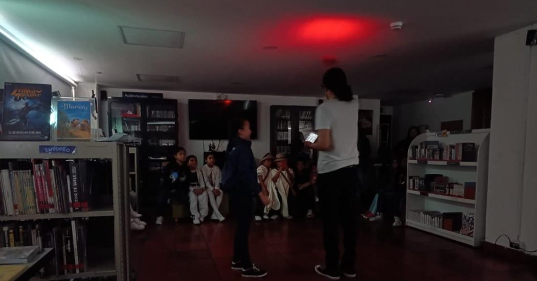 Foto que muestra niños y niñas reunidos en un salon 