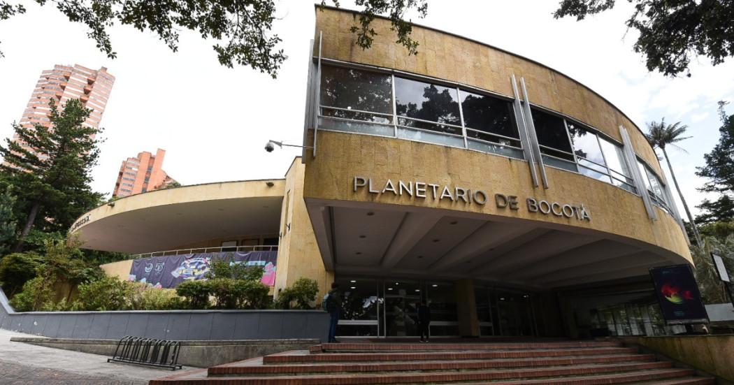 Foto que muestra la fachada del Planetario de Bogotá 