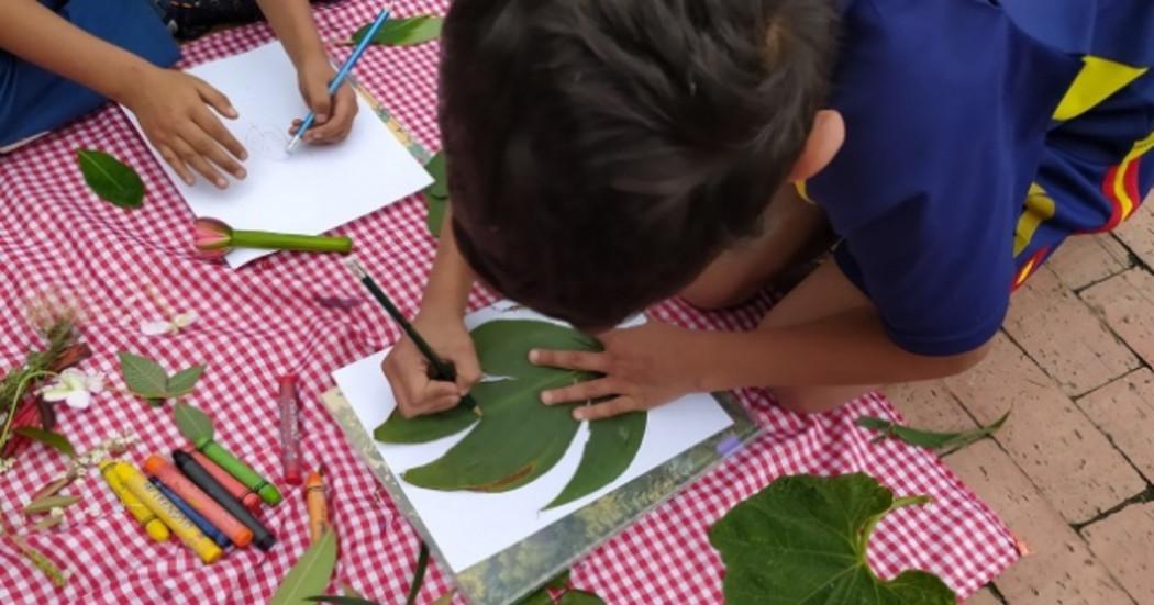 Foto que muestra un niño dibujando en un papel