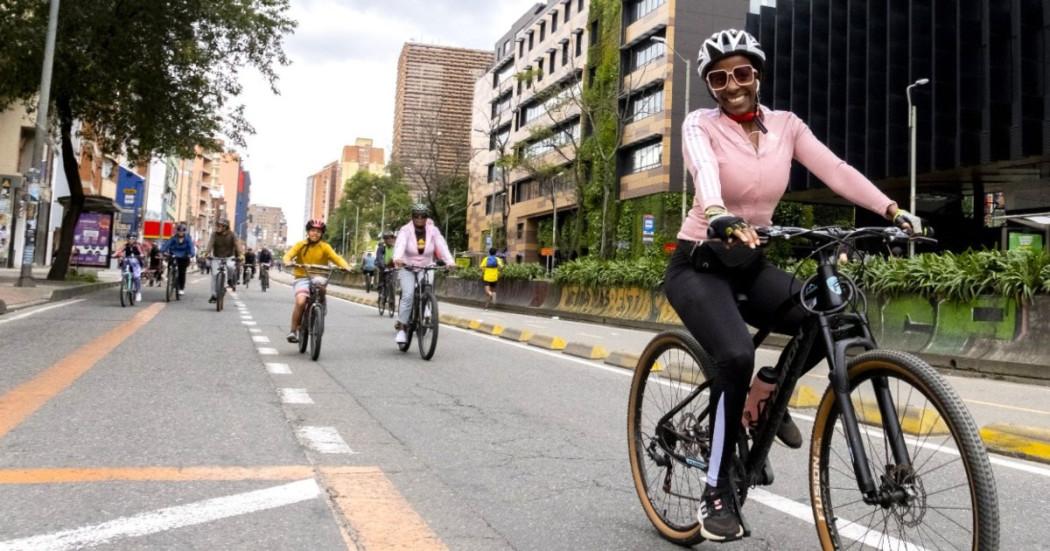 Foto que muestra una persona montando bicicleta en la Ciclovía