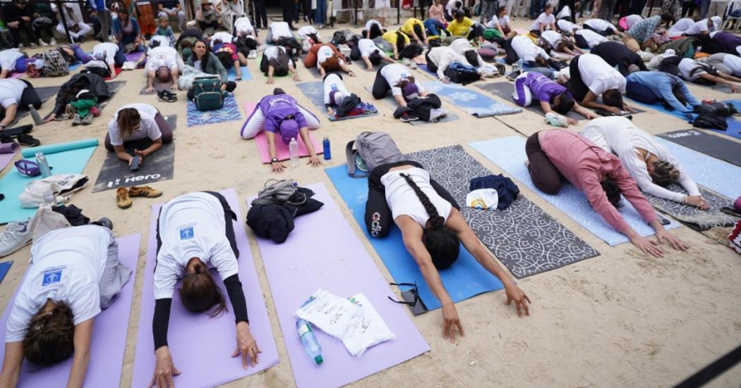 Foto que muestra personas haciendo yoga