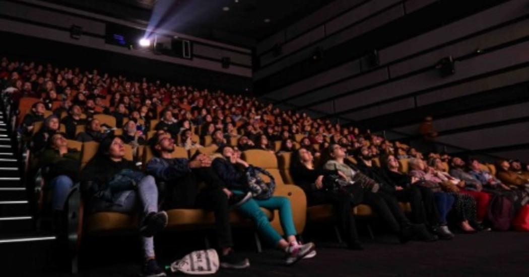 Foto que muestra personas en una sala de cine