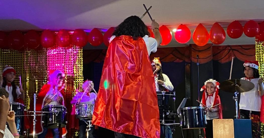 Foto que muestra un grupo de personas cantando