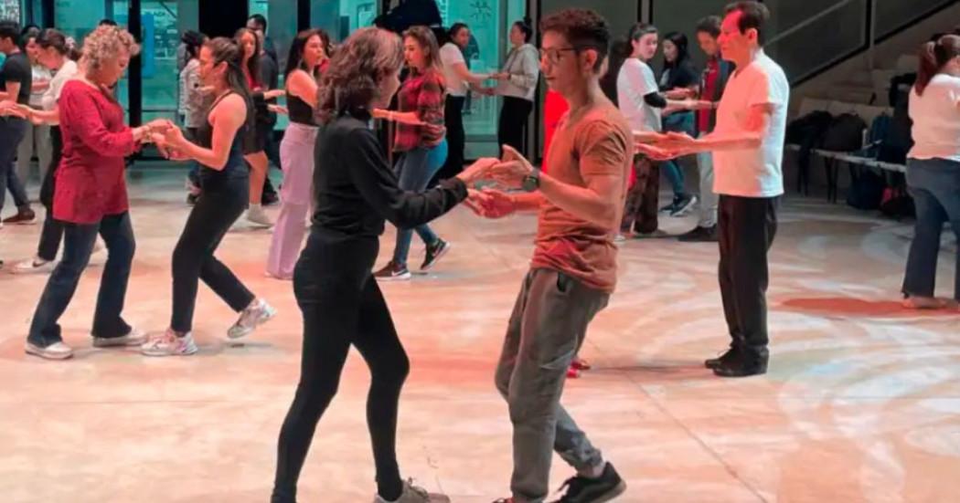 Foto que muestra personas bailando 