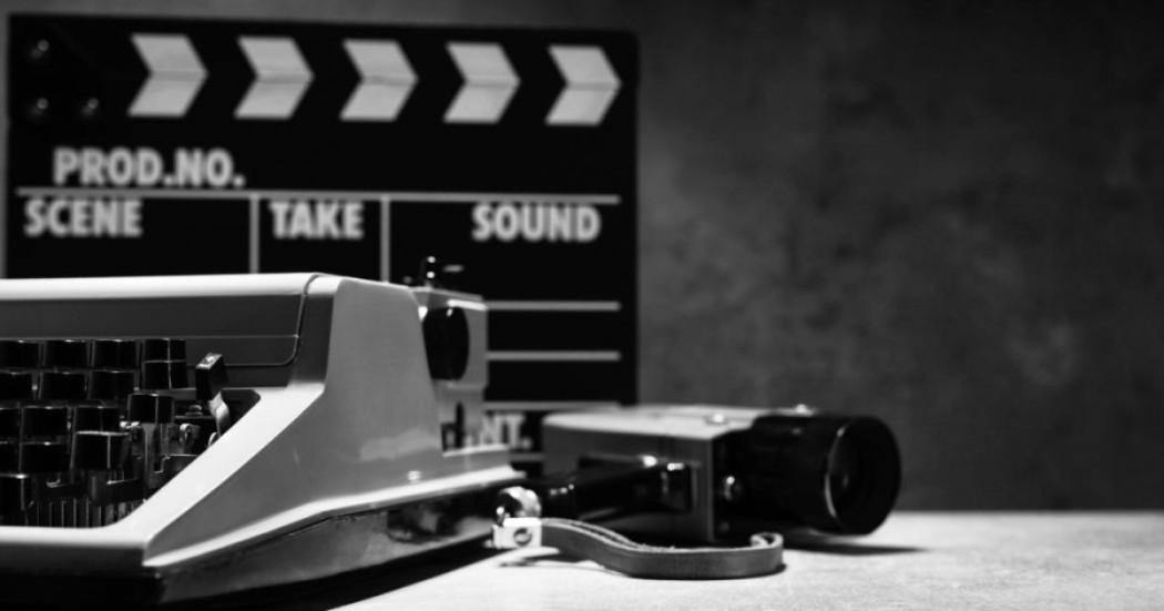 Imagen de Plaquetas de cine, máquina de escribir y cámara.