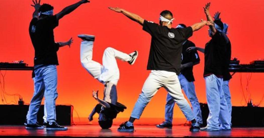 Imagen de varios bailarines en un escenario.