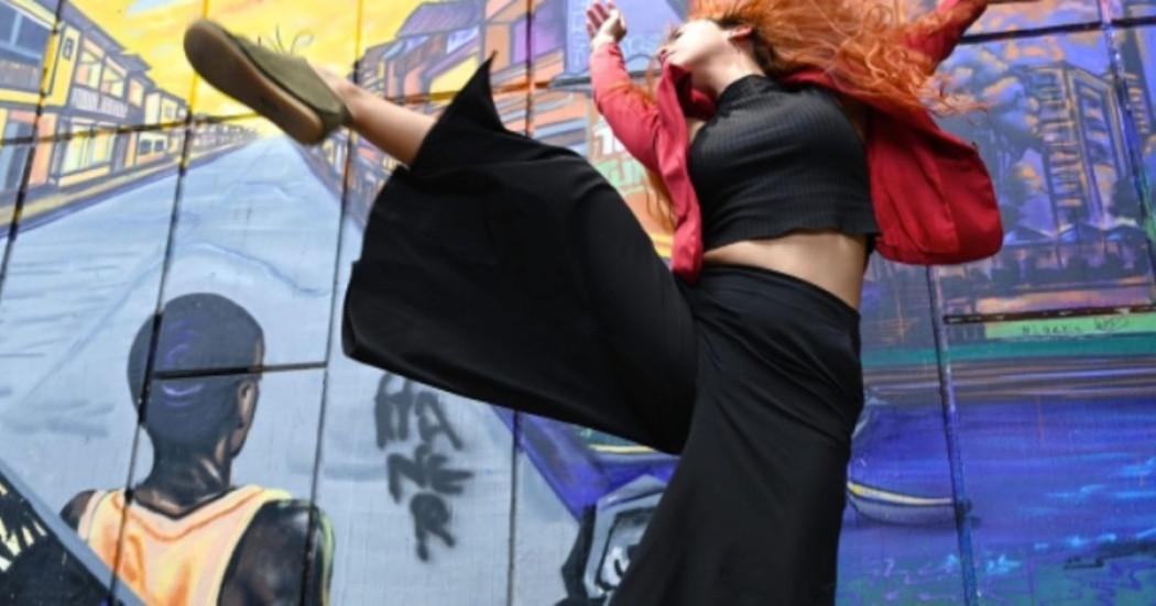 magen de una mujer practicando algún baile de géneros urbanos