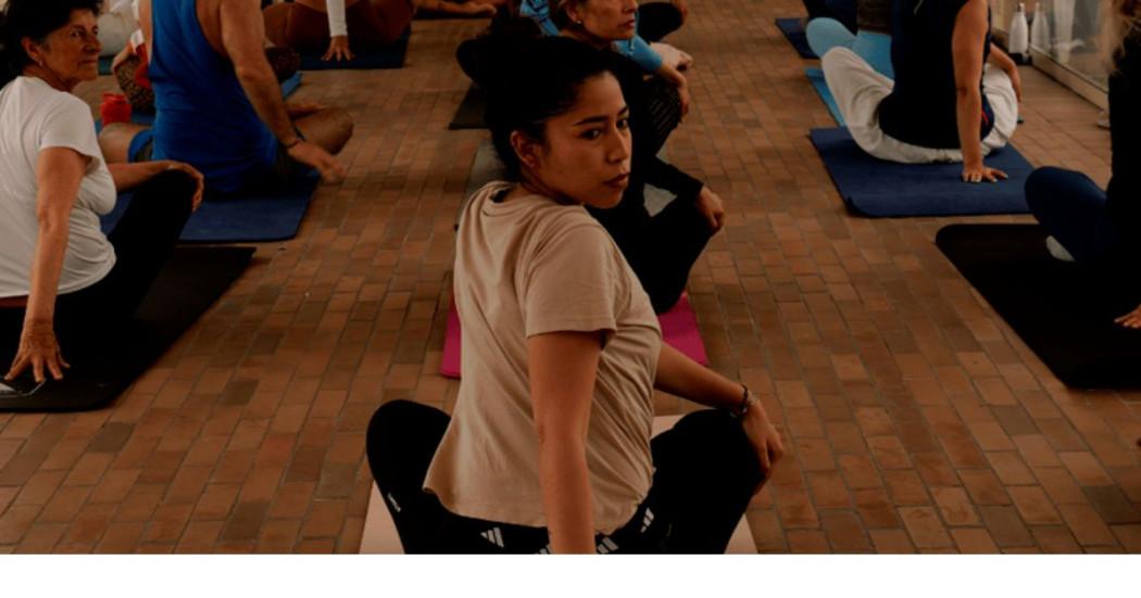 Imagen de varias mujeres disfrutando de una clase de yoga.