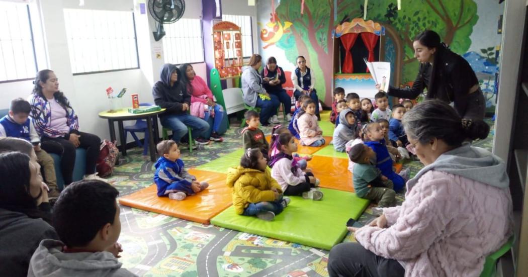Imagen de varios niños sentados tomando el taller.