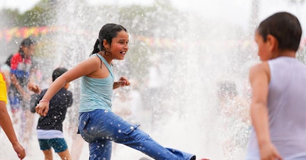 Foto que muestra niños juegando con agua