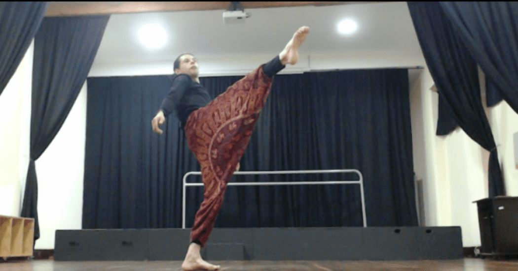 Imagen de un artista escénico tomando el taller.