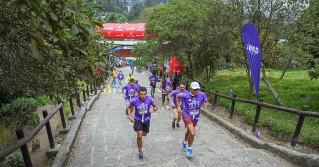 Imagen de varios deportistas subiendo el sendero de Monserrate