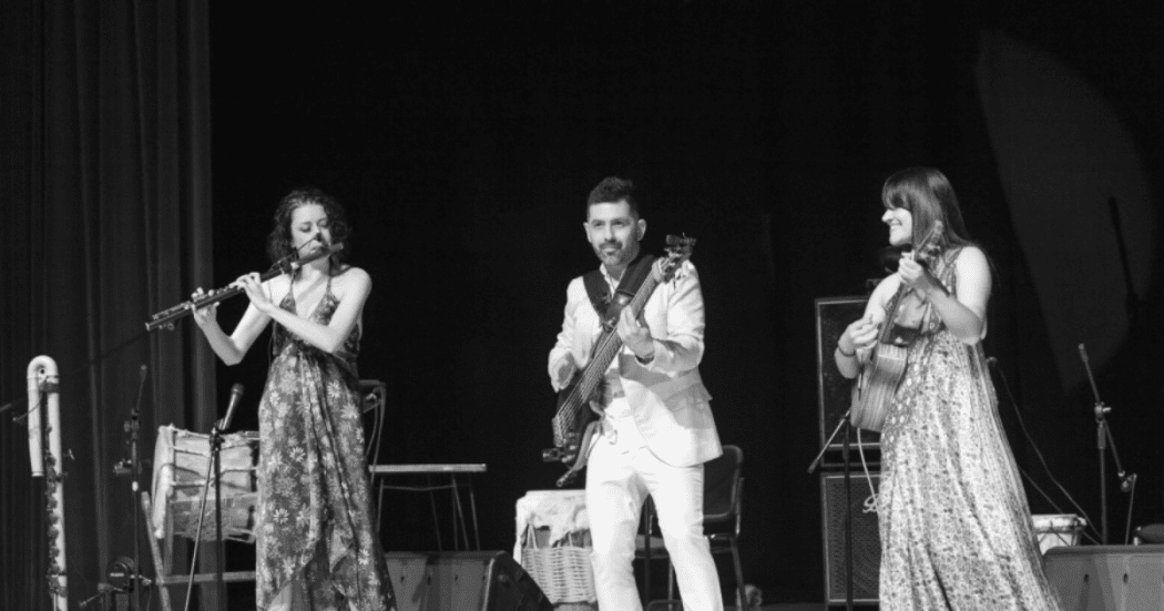 Foto de tres músicos en un escenario en Bogotá