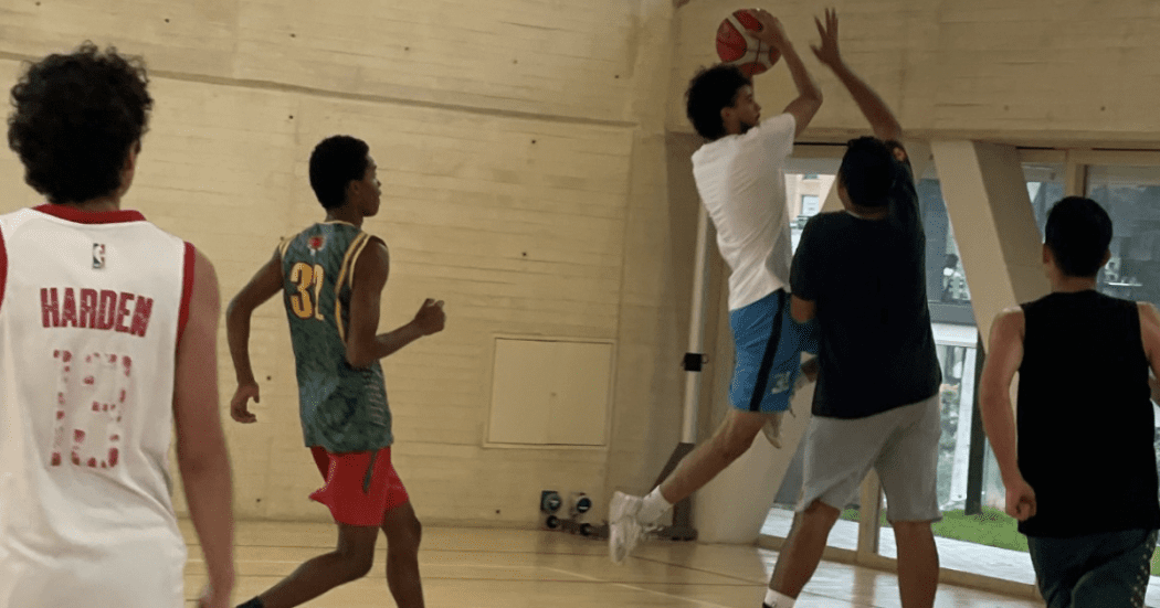 Imagen de un grupo de jóvenes disfrutando de este espacio en el CEFE Chapinero.