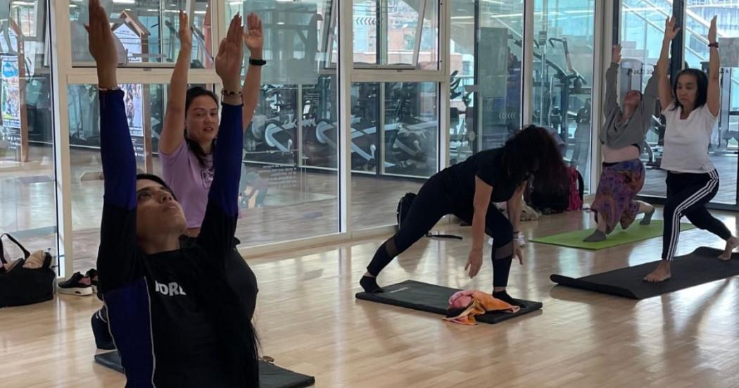 Imagen de varias personas participando en los espacios de yoga del CEFE Chapinero