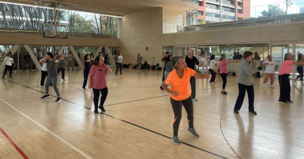 Imagen de varias personas tomando las clases gratis del CEFE Chapinero