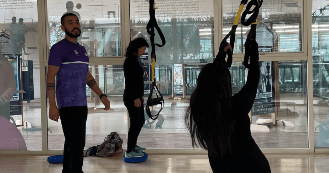 Imagen de varias personas en el gimnasio del CEFE Chapinero tomando la masterclass