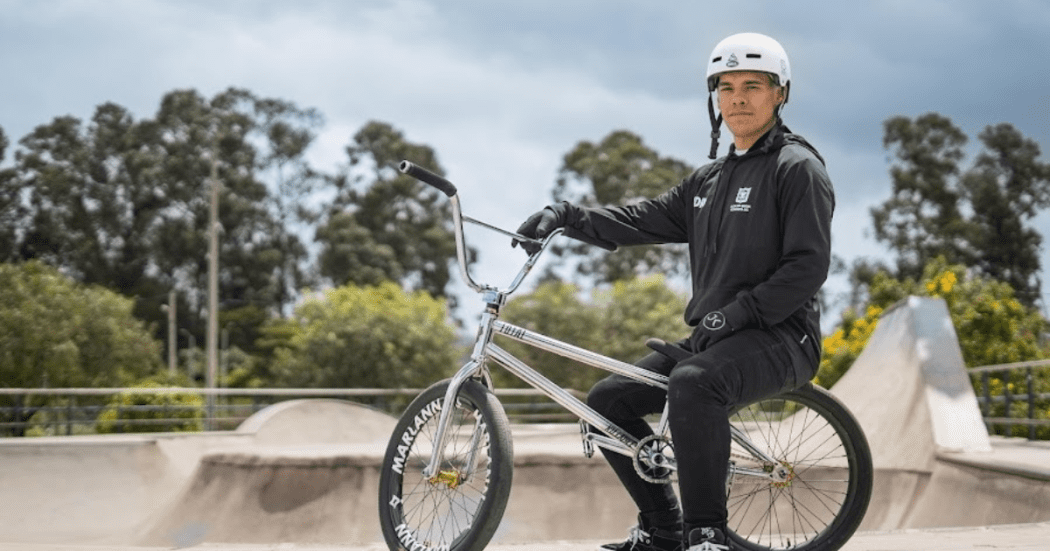 Imagen en primer plano de deportista en la pista de BMX