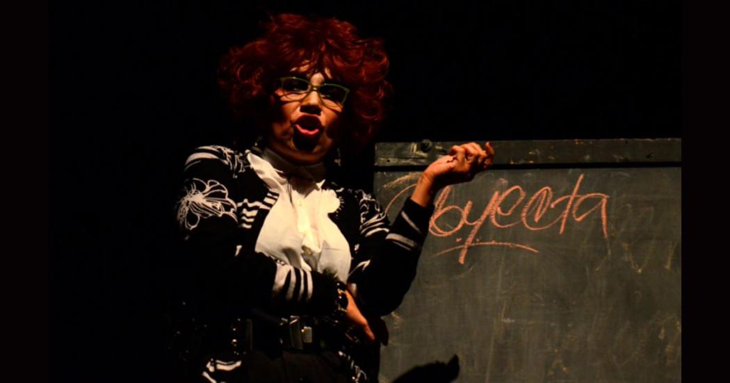 Imagen de la profesora Rosalba Scholasticus en escena.