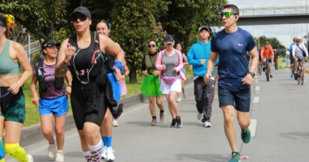 Imagen de varias personas disfrutando de la Ciclovía de Bogotá.