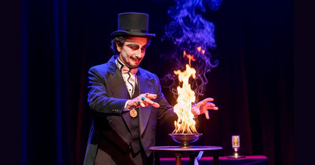 Imagen donde se aprecia el Ilusionista haciendo un acto de magia donde prende fuego