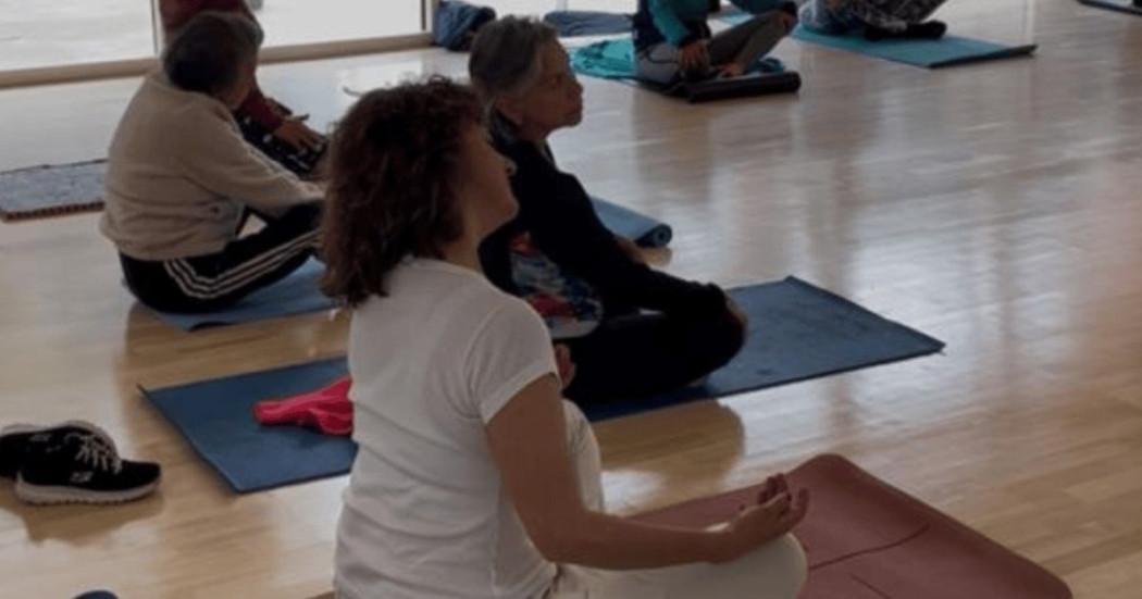 Imagen de variaws personas en clase de yoga.