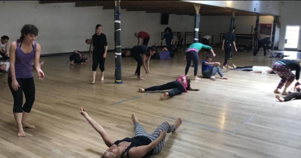 Imagen de varias personas siendo dirigidas en taller.