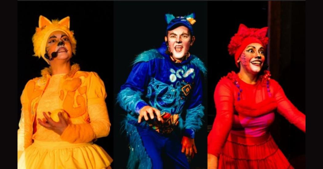 Imagen de los tres protagonistas de la obra disfrazados de gatos
