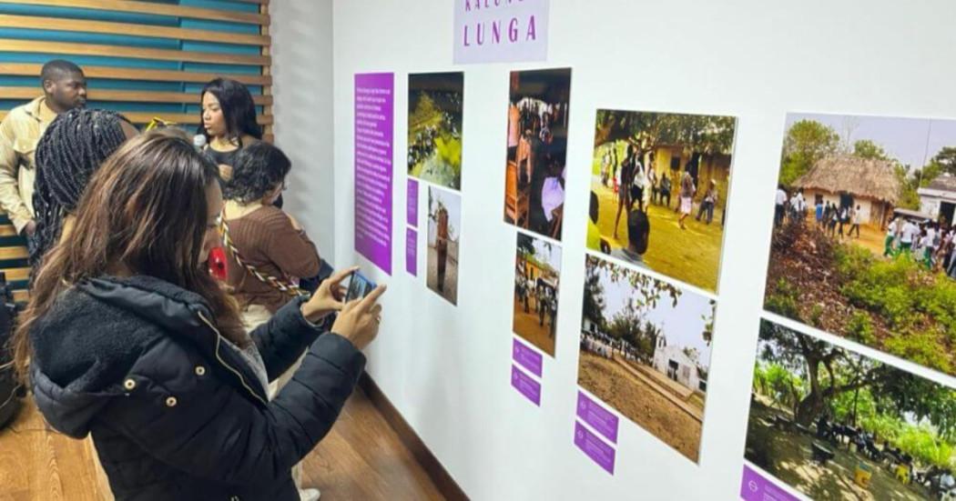 Foto que muestra personas reunidas en un salón.