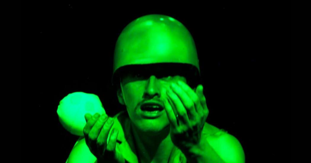 Imagen de un hombre que usa casco de ingeniería en su puesta en escena