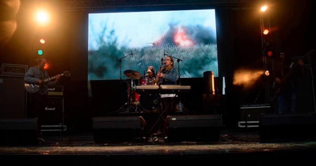 Grupo de rock en tarima.