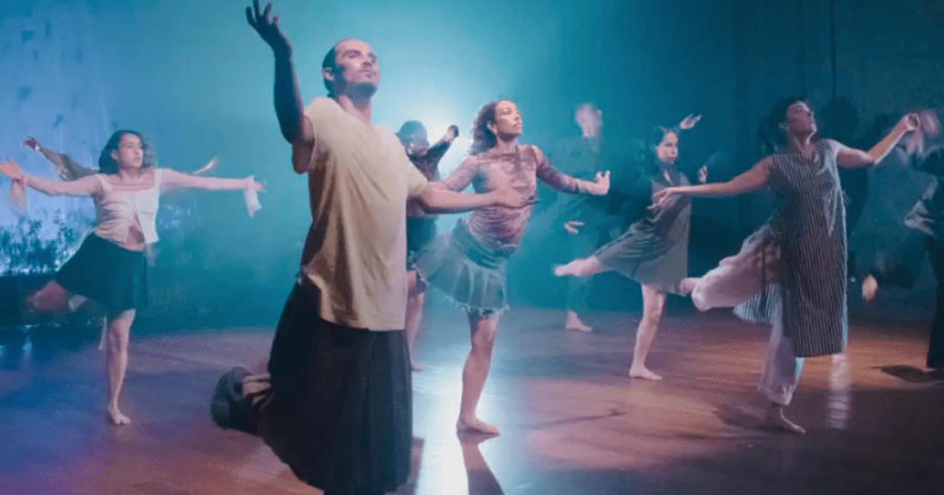 Imagen de varios artistas durante la puesta en escena.