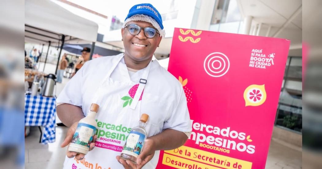 Foto de un hombre en uno de los Mercados Campesinos de Bogotá.