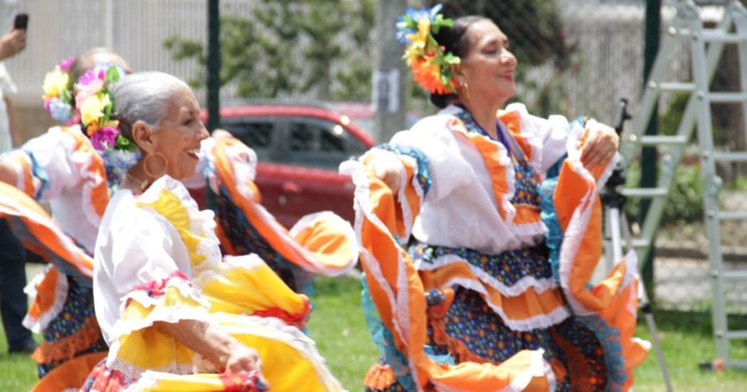 Foto del grupo de danza folclorica 'Tesoros de Colombia' en Bogotá.