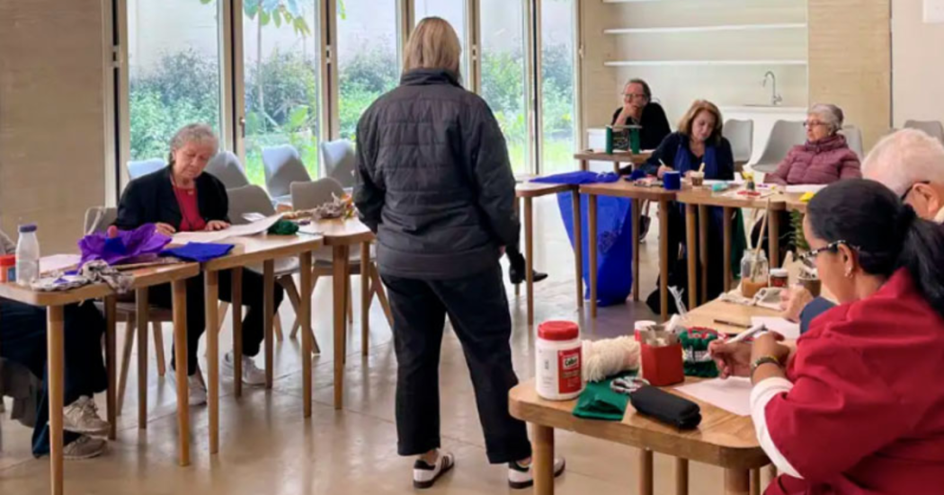 Imagen de varios adultos mayores tomando el taller de artes plásticas en un salón del CEFE Chapinero