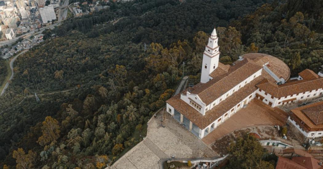 Foto de Monserrate y de fondo Bogotá.