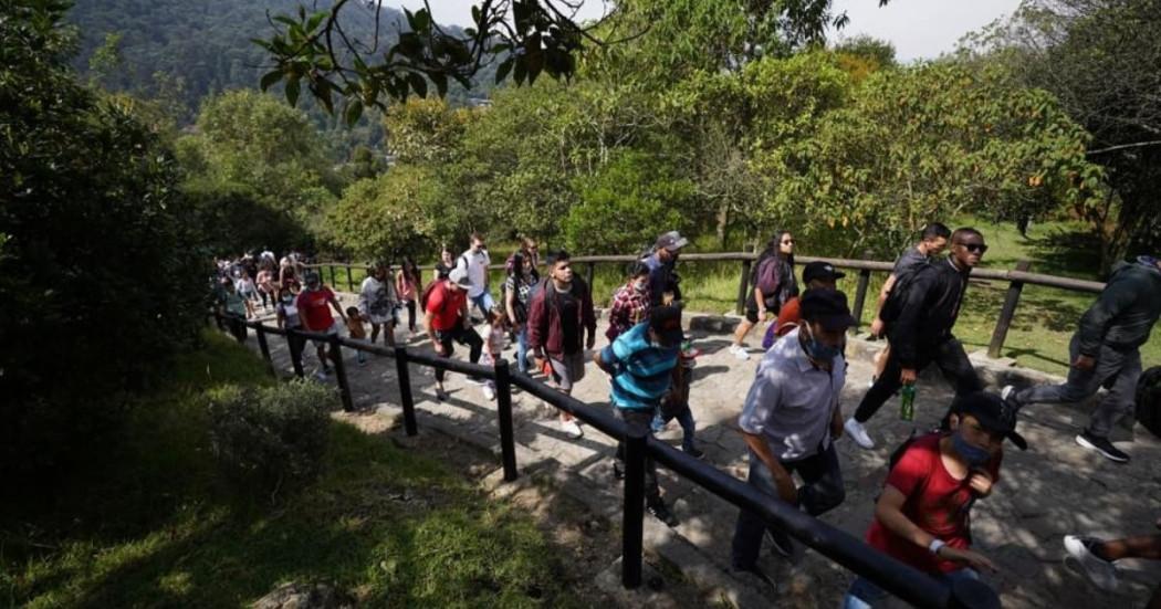 Foto de bogotanos, bogotanas y visitantes subiendo el sendero de Monserrate en Bogotá.